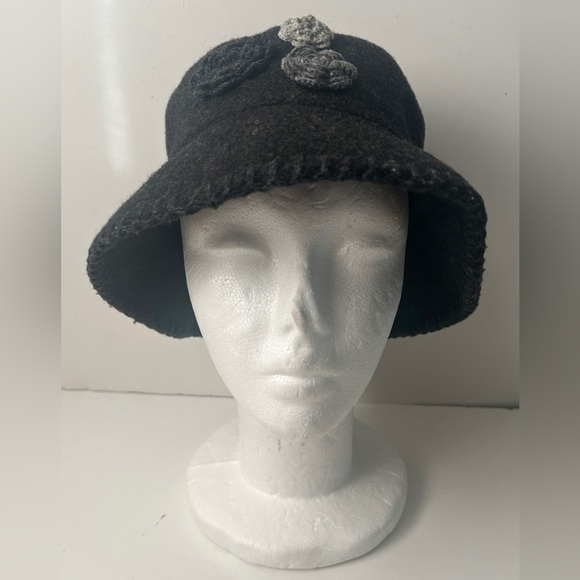 Women’s Black Wool Cloche Bucket Hat With Crochet Flowers